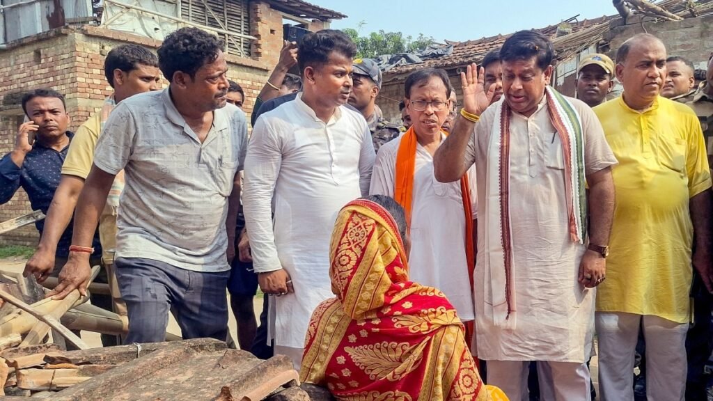 ‘हिंदुओं-को-धमकाया,-बंदूक-की-नोक-पर-इस्लामिक-नारे-लगाने-के-लिए-किया-मजबूर’,-मुर्शिदाबाद-हिंसा-पर-सु